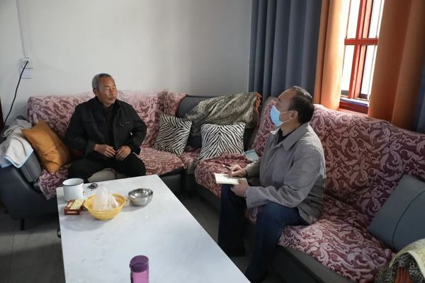 銀金達深入結(jié)對幫扶村進行走訪