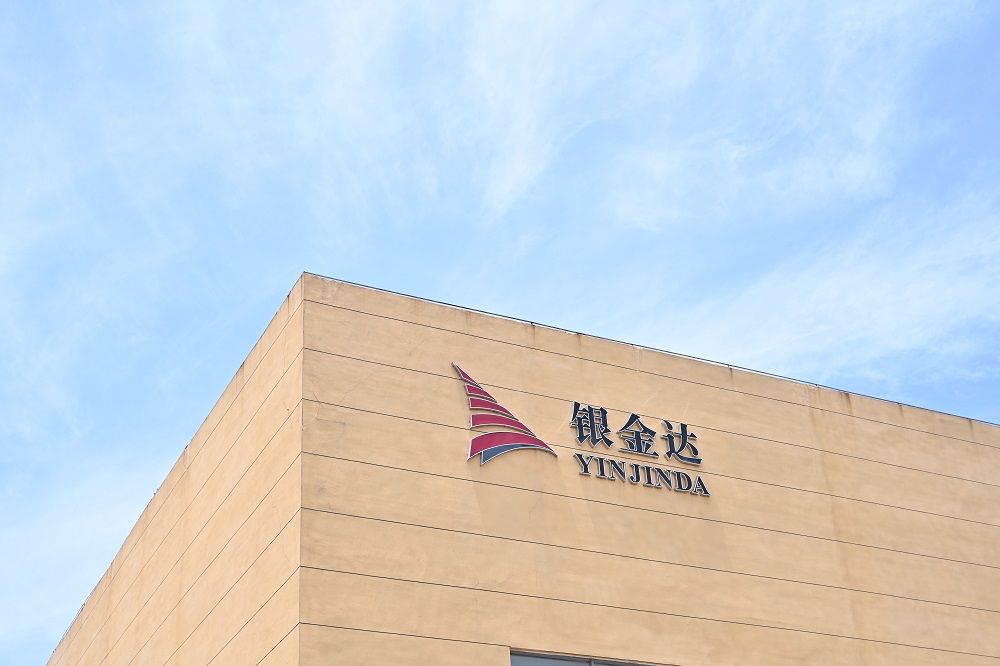 《河南日?qǐng)?bào)》聯(lián)合《大河財(cái)立方》刊文銀金達(dá)董事長(zhǎng)閆銀鳳《這些豫企相當(dāng)潮丨河南銀金達(dá)控股集團(tuán)有限公司:如何將“一米寬”做到“千米深”》專(zhuān)題訪談